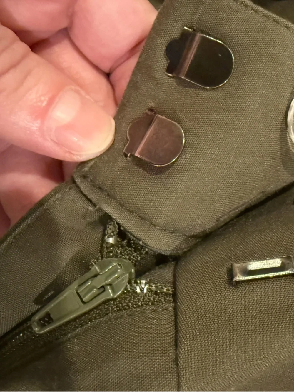 Ellen Tracy Olive Slim Ankle Pants Size 4 Tailored Career Stretch - Picture 6 of 9